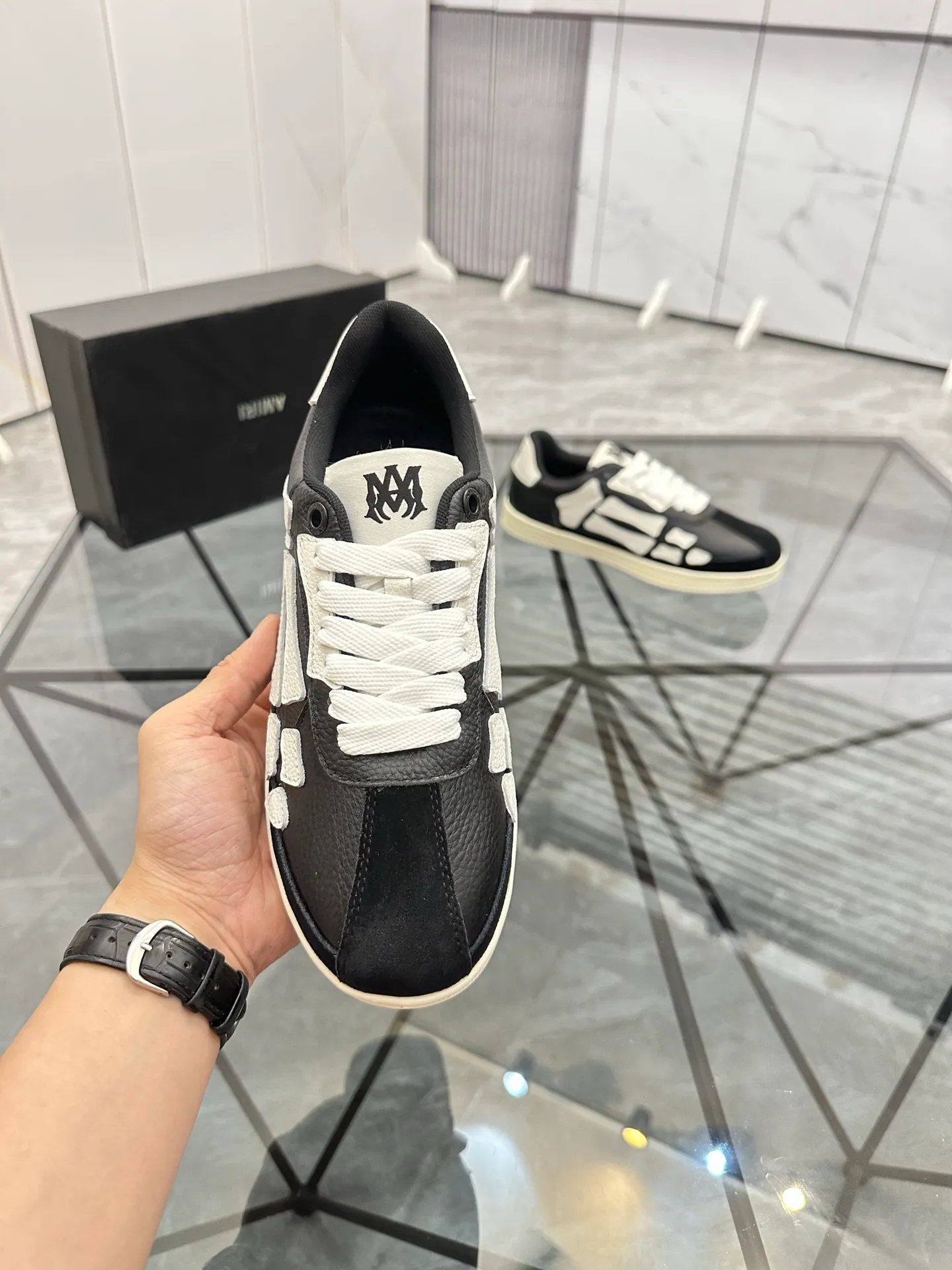 Men's shoes: 💰P420¥ Product trademark: AMIRI* "Amir*" low-top casual shoes Regular size: 38-45 (can be customized to 46) Product material: imported nubuck leather upper, breathable lining, original outsole. Number: 001